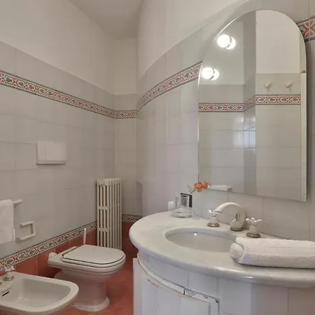 Villa Alida 12, Emma Capannori